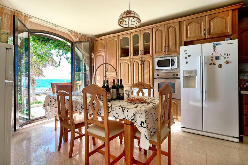 Casa De Sueno En La Playa Villa Adra Kültér fotó